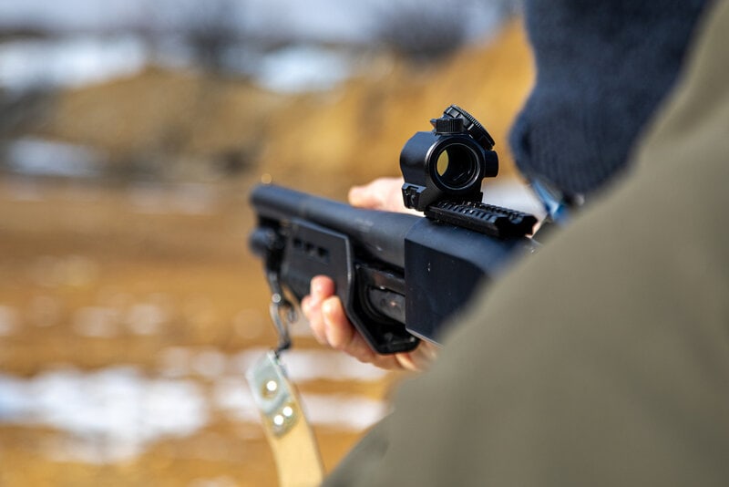 aiming shotgun pump action red dot sight