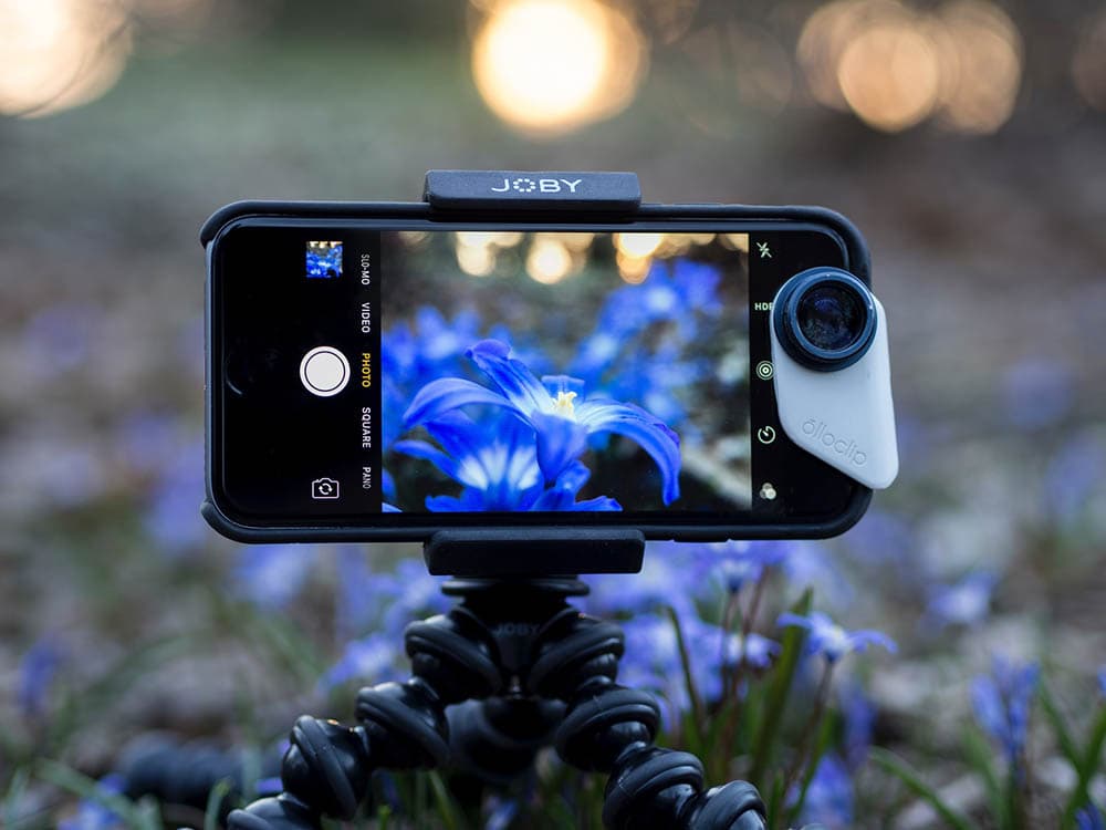 iphone with accessories used for mobile photography