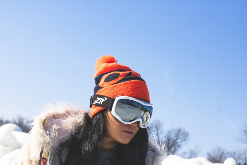 womwan wearing ski gogle