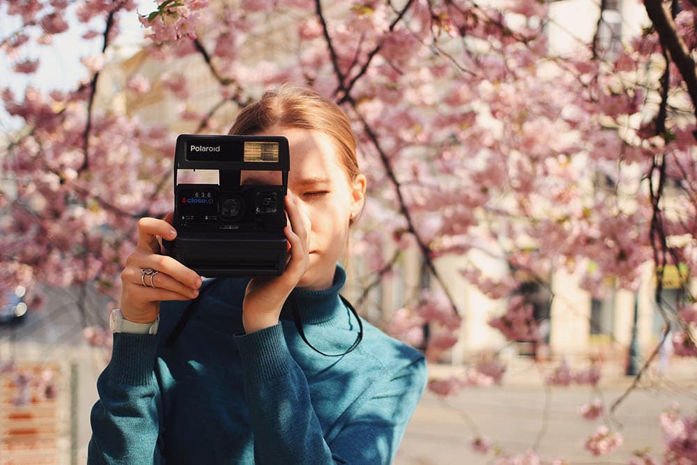 How to Use a Polaroid Camera 6 Tips & Tricks Optics Mag