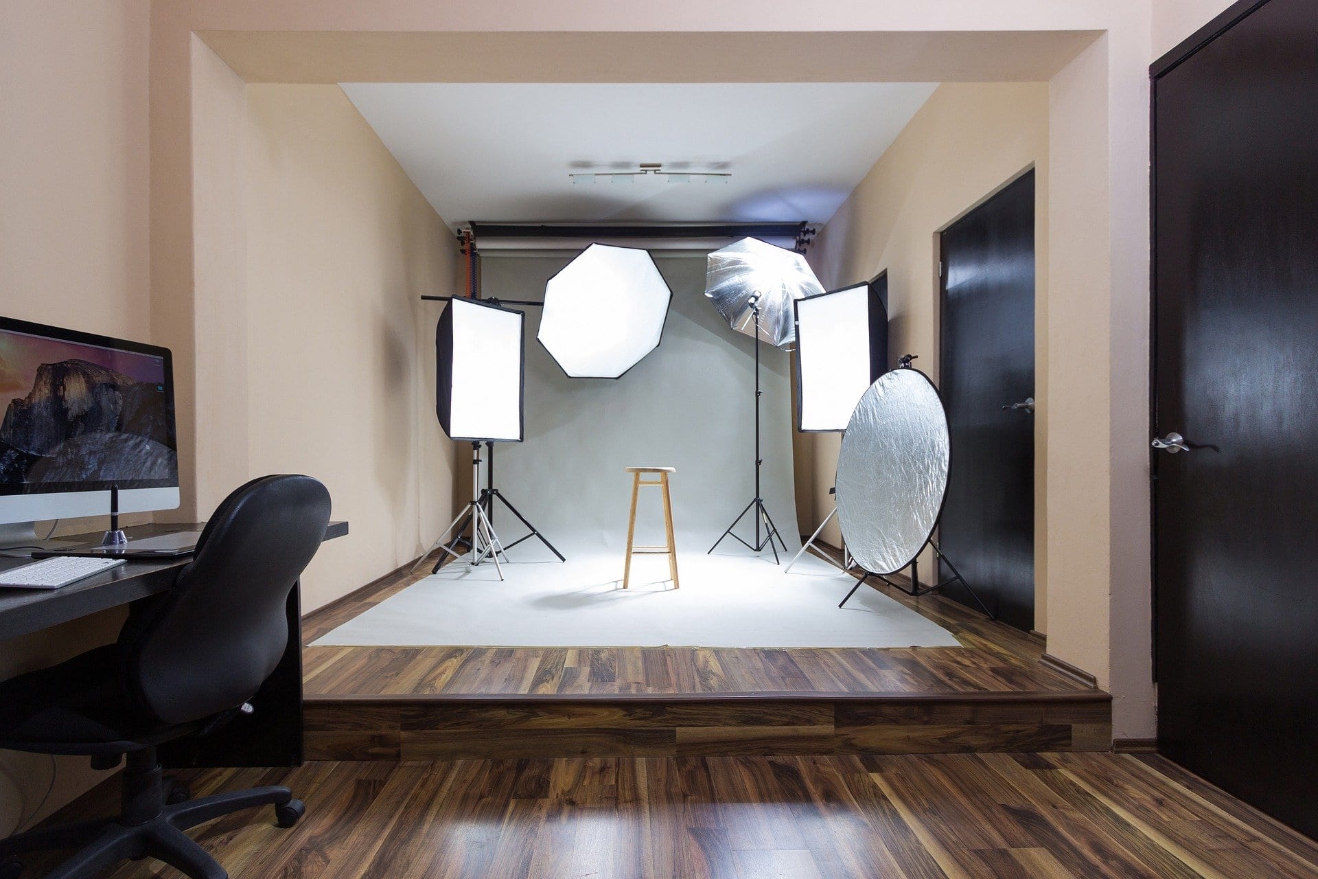 What Are the Ideal Indoor Flash Photography Settings? Optics Mag