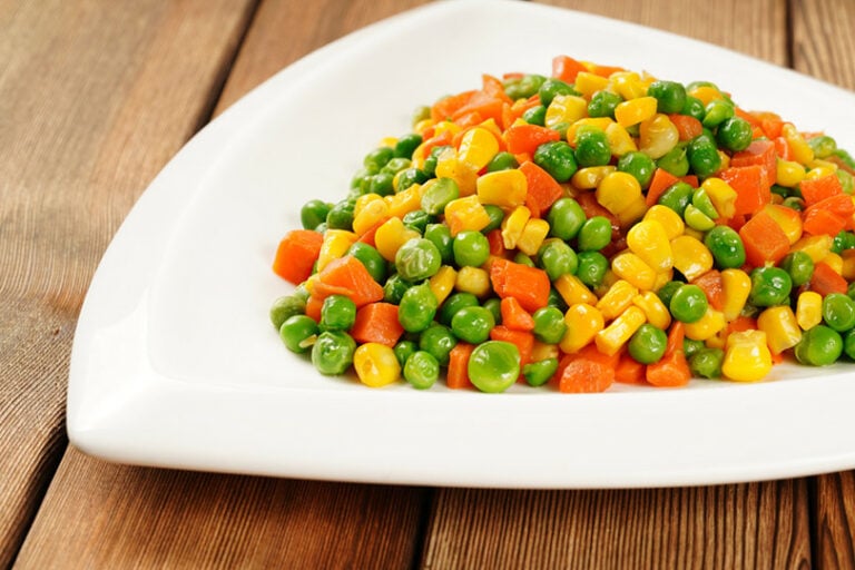 What Do Robins Eat in the Winter? 9 Typical Foods Optics Mag