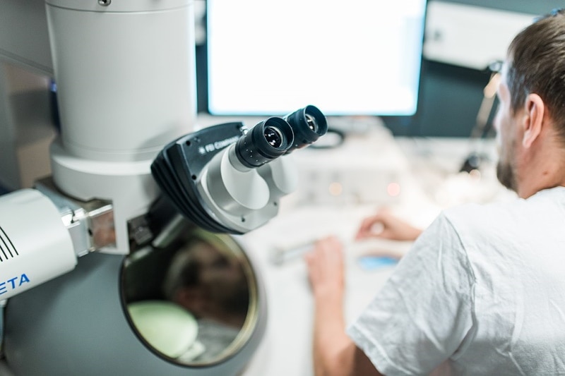 What Is a Transmission Electron Microscope? How Does It Work? Optics Mag